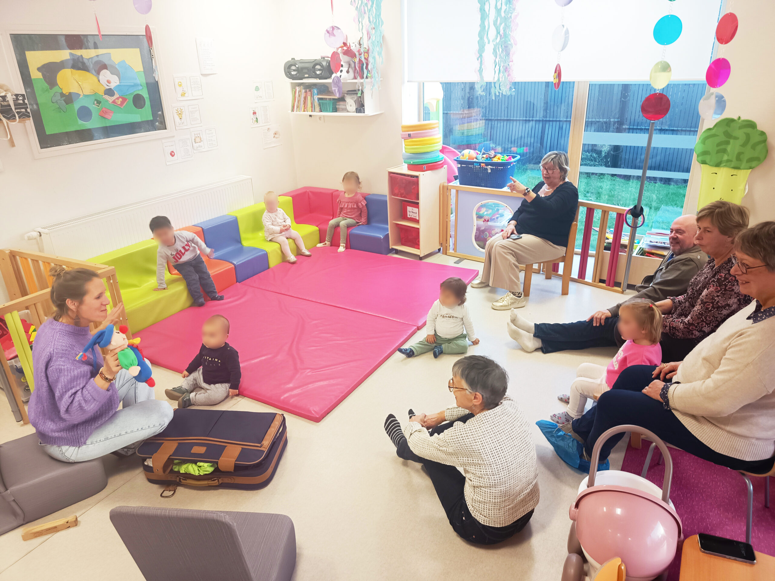 Papi, Mamie et moi : un instant complice entre enfant et grand-parents